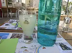 Un verre de Pastis Henri Bardouin.