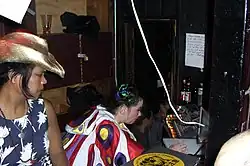 Image de deux femmes dont l'une d'elle est sur un ordinateur portable