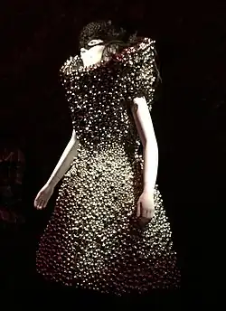 Image d'un mannequin portant un masque et une robe noire