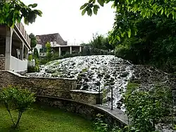 Cascade du Blâme sur du travertin, le long d'un ancien moulin à la Forge d'Ans.
