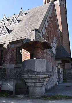 Chaire extérieure de l'église Saint-Aybert de Bléharies, Belgique.