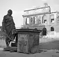 Monument à Gebhard Leberecht von Blücher sur la Bebelplatz. À l'arrière plan, des ruines de la Seconde Guerre mondiale. Photo de 1961.