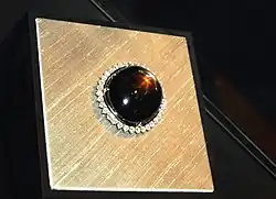 Description de l'image Black Star of Queensland Star Sapphire2.jpg.