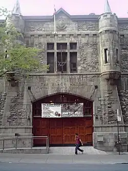 Façade d'un bâtiment en pierre.