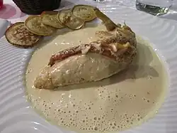 Poulet de Bresse à la crème et crêpe vonnassienne, selon la Mère Blanc.