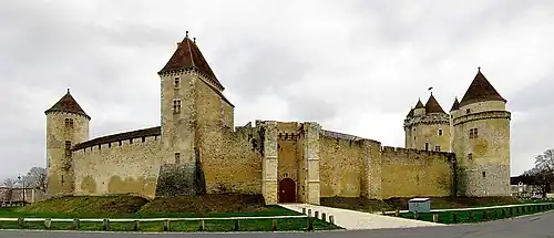Château de Blandy-les-Tours confisqué au comte de Tancarville et donné au nom du roi Henri VI d'Angleterre à Jean de Courcelles qui le conservera jusqu'au départ des anglais vers 1435.
