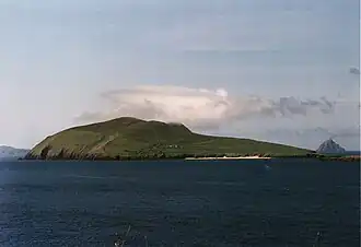 La grande île Blasket. Derrière, on peut voir (à gauche) l'île d'Inis Mhic Aoibhleáin et (à droite) l'île d'An Tiaracht.