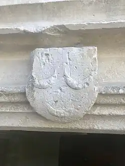 Blason de la famille de Courcelles sur le linteau d'entrée du manoir de Saint-Vinnemer.