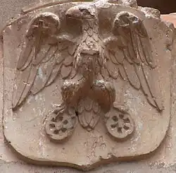 Le Blason de Jean de Mansencal posé sur l'entrée de l'église de Grépiac. Les ailes sont abaissées sur cette version.