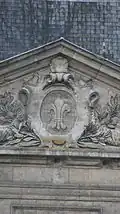 Blason présent sur le fronton de la façade arrière de l'hôtel de ville de Soissons.