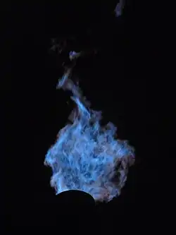 Gaz de haut fourneau brûlant à la torchère.