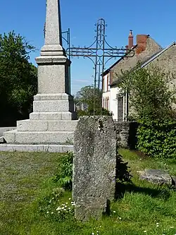 Croix à côté du monument aux morts.