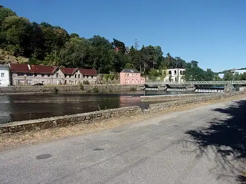 Le Blavet à Inzinzac-Lochrist avec au second plan l'ancien bureau de la paye des forges.