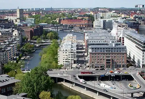 Blekholmen vu depuis la tour de l'hôtel de ville. On peut voir Barnhusviken, Barnhusbron, Bonnierhuset, Kungsbron, Blekholmsterrassen, l'entrée sud du Blekholmstunneln et du Klarabergsviadukten, ainsi que Klara sjö.