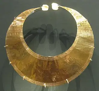 Lunule en or, un type d'ornement produit dans les îles britanniques à l'âge du bronze, en particulier en Irlande. Cet exemple, probablement réalisé entre 2&nbsp;400 et 2&nbsp;000 avant J.C., a été trouvé à Blessington, dans l'est de l'Irlande. British Museum