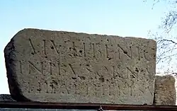 vue d'un bloc portant une inscription latine tronquée