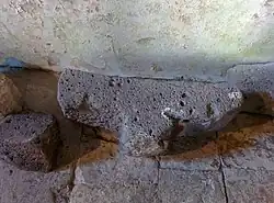 Blocco di basalto a forma di T