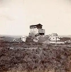 Photo noir et blanc d'un bâtiment militaire