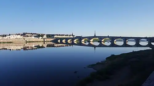 Le pont vu depuis la promenade Pierre Mendès France.