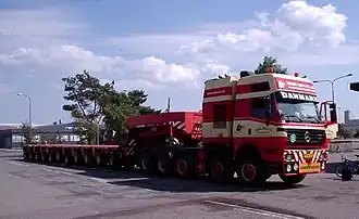 Plateau, à col-de-cygne, convoi exceptionnel, 11&nbsp;essieux (Danemark).