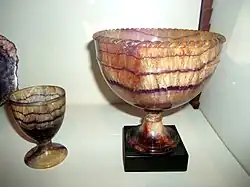 Photo de deux coupes, l'une petite, l'autre grande, en pierre fine, jaune rayée de bleu-violet.