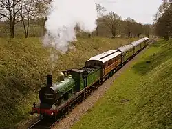 Locomotive à vapeur du Bluebell Railway (train touristique) tirant cinq wagons