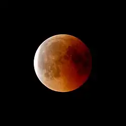 Lune rouge quelques minutes après la totalité vue de Berlin à 21&nbsp;h&nbsp;18&nbsp;UTC.