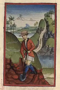 Dessin naïf d'un homme à l'avant plan d'un paysage vallonné où serpente une rivière ; l'homme, vêtu d'uun pourpoint rouge sur une chemise blanche, de chausses bleues et de chaussures noires pointues, creuse le sol rouge de la colline avec une bêche.