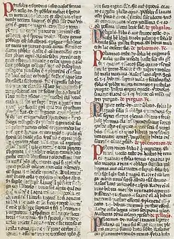Page de manuscrit avec deux colonnes de texte en gothique, chaque paragraphe commençant par une lettrine « P » rouge ou bleue en alternance, certains titres de chapitre apparaissant en rouge à la fin du paragraphe les précédant.