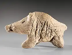 Figurine en terre cuite de sanglier provenant de Sarab (Zagros central). Musée national d'Iran.