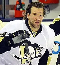 Photographie d'un joueur de hockey sur glace avec un maillot blanc