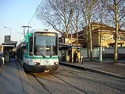 La rame TFS no 216 marque l'arrêt à la station Hôpital Avicenne. Le conducteur surveille la montée et la descente des voyageurs à l'aide des rétroviseurs rétractables.