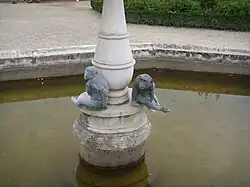 Les singes de bronze.