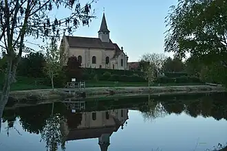 L'église Saint-Genès et le plan d'eau.