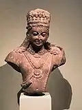 Buste d'un Bodhisattva. Mathura. Grès rose. Période Koushan, IIe – IIIe&nbsp;siècle. Metropolitan Museum of Art.