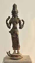 Avalokiteśvara (vêtu comme un prince, et, dans sa coiffure, le jina Amitābha. Xe&nbsp;siècle (?). Bronze doré. MH Vietnam