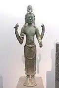 Avalokitesvara (vêtu plus "local" que le suivant). Hoài Nhơn, Bình Định. VIIIe – IXe&nbsp;siècle. Bronze, H. 64&nbsp;cm. MH Vietnam