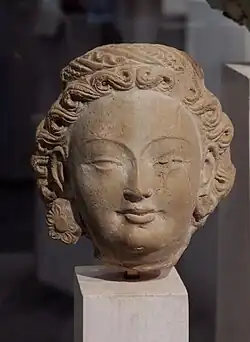 Bodhisattva ou devata à boucle d'oreille. Art gréco-bouddhique. Tumshuq à Toqquz-saraï, (Kachgar), IVe&nbsp;siècle - Ve&nbsp;siècle. Terre séchée. Musée national des Arts asiatiques - Guimet.