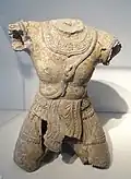 Corps d'une divinité mâle (Śiva?). Yang Mum, Gia Lai. XIVe – XVe&nbsp;siècle. Céramique brune.MH Vietnam