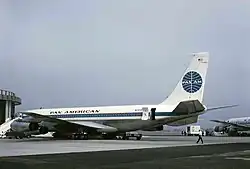 707 vu de l'arrière. Caractéristique remarquable : il y a un plan vertical supplémentaire, sous la queue.