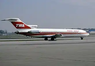 Le Boeing 727-200 de Trans World Airlines impliqué, ici photographié à l'aéroport international de Lambert-Saint-Louis en mars 1987, deux ans après le détournement.