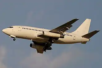 Le Boeing 737-200 de Kam Air impliqué, photographié en novembre 2004,  trois mois avant l'accident.