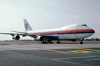 N4713U, le Boeing 747 impliqué dans l'incident, photographié à l'aéroport international de Los Angeles en avril 1982.
