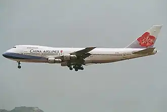 B-18255, le Boeing 747-209B de China Airlines impliqué dans l'accident, ici à l'aéroport international Hong Kong en juillet 2000.