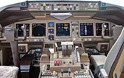 Photographie du poste de pilotage du Boeing 777 disparu de Malaysian Airlines, prise en 2004.