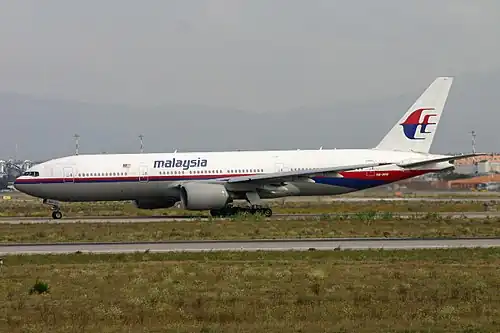 9M-MRD, le Boeing 777 de Malaysia Airlines impliqué, ici à l'aéroport Léonard-de-Vinci de Rome Fiumicino en 2011.