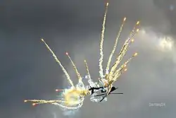 Plusieurs trainées de fumée laissées par des tirs de missiles.