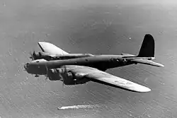 Photographie d'un quadrimoteur volant au-dessus de la mer.