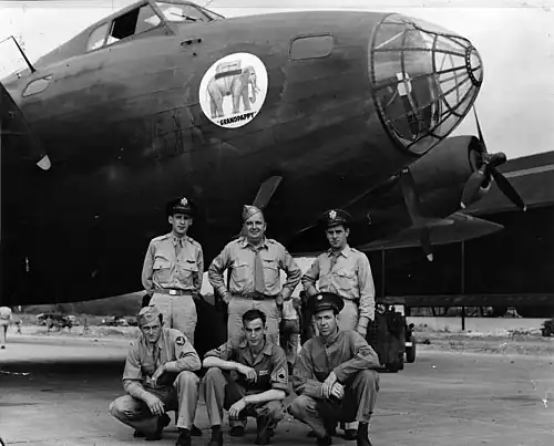 L'équipage devant le Grandpappy à Panama en 1943. À noter l'absence de la tourelle de nez.