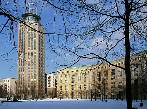La tour Söder Torn et l'arc de Bofill.